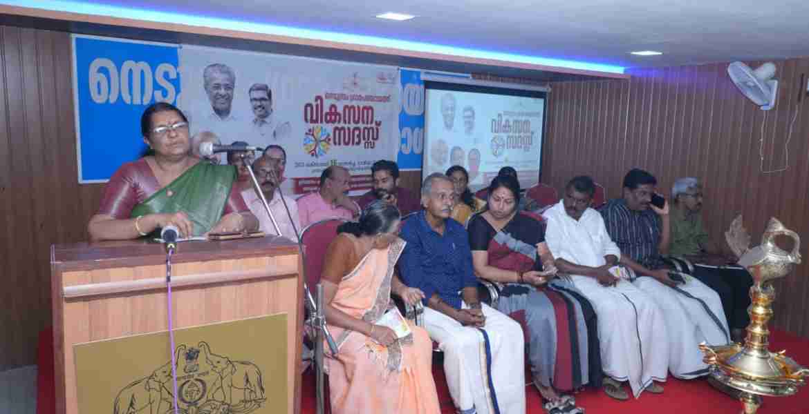 നെടുമ്പ്രം ഗ്രാമപഞ്ചായത്ത് ഓഡിറ്റോറിയത്തില്‍ ജില്ലാ പഞ്ചായത്ത് വൈസ് പ്രസിഡന്റ് ബീന പ്രഭ വികസന സദസ് ഉദ്ഘാടനം ചെയ്യുന്നു