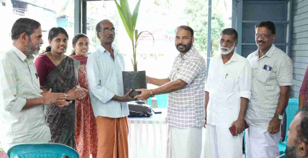 വില്ല്യാപ്പള്ളി ഗ്രാമ പഞ്ചായത്ത്‌ ഞാറ്റുവേല ചന്ത വൈസ് പ്രസിഡന്റ്‌ മുരളി പൂളക്കണ്ടിയിൽ ഉദ്ഘാടനം ചെയ്യുന്നു