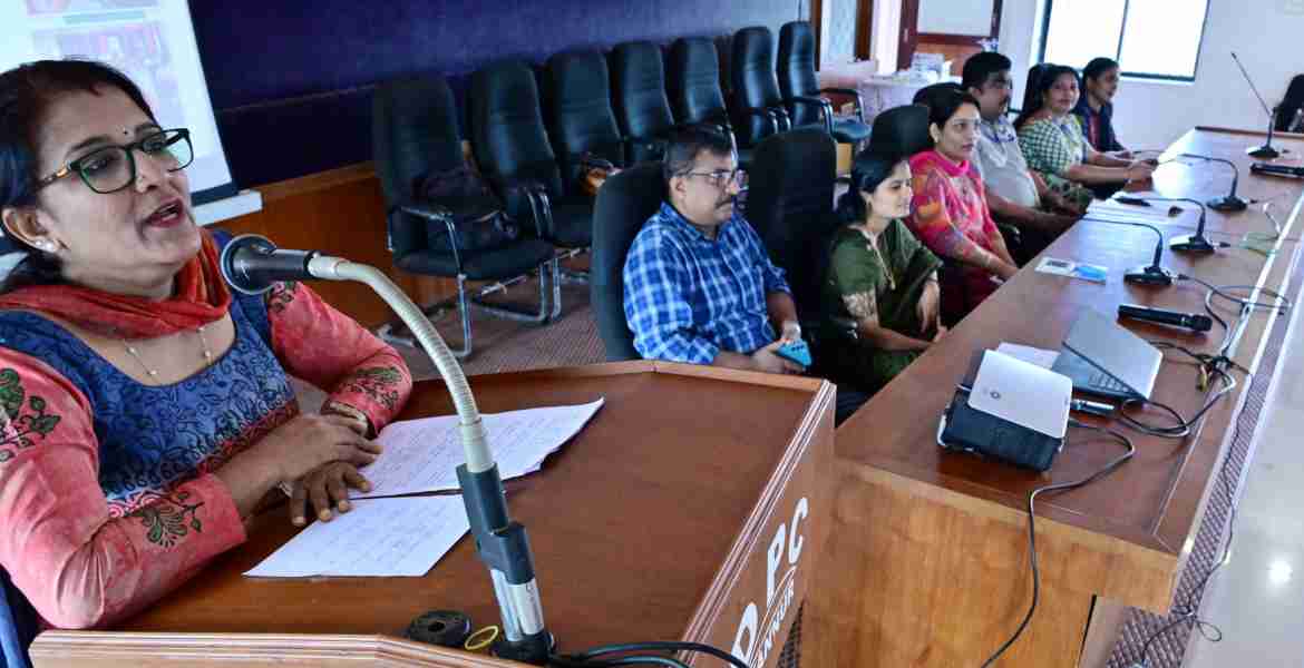 നോർക്കാ റൂട്ട്സിന്റെയും സെന്റർ ഫോർ മാനേജ്‌മെന്റ് ഡെവലപ്‌മെന്റിന്റെയും സംയുക്താഭിമുഖ്യത്തിൽ ജില്ലയിലെ പ്രവാസികൾക്കും തിരിച്ചെത്തിയ പ്രവാസികൾക്കുമായി സംഘടിപ്പിച്ച ഏകദിന സംരംഭകത്വ ശിൽപശാല നോർക്ക റൂട്ട്‌സ് ജനറൽ മാനേജർ ടി രശ്മി ഉദ്ഘാടനം ചെയ്യുന്നു