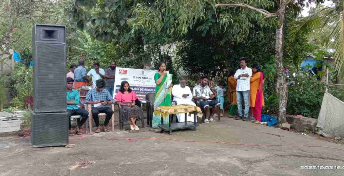 ഗാന്ധി ജയന്തിയോട് അനുബന്ധിച്ച് ലഹരിമുക്ത കേരളം പരിപാടിയുടെ ഭാഗമായി യുവ ആര്‍ട്സ് ആന്‍ഡ് സ്പോര്‍ട്സ് ക്ലബിന്റെ നേതൃത്വത്തില്‍ അമ്പലപ്പാറ - മോതിര വയലില്‍ സംഘടിപ്പിച്ച യോഗം പഴവങ്ങാടി പഞ്ചായത്ത് പതിനൊന്നാം വാര്‍ഡ് മെമ്പര്‍ ഷൈനി രാജീവ് ഉദ്ഘാടനം ചെയ്യുന്നു