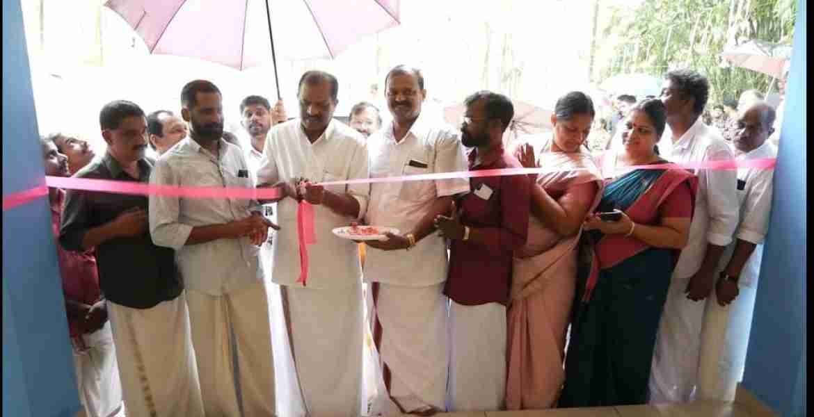 പേരാവൂർ ഗ്രാമ പഞ്ചായത്തിൽ കല്ലടിയിൽ നിർമ്മാണം പൂർത്തികരിച്ച ദുരന്ത നിവാരണ ഷെൽട്ടറിന്റെ ഉദ്ഘാടനം മന്ത്രി ബഹു. ഒ.ആർ കേളു നിർവ്വഹിക്കുന്നു