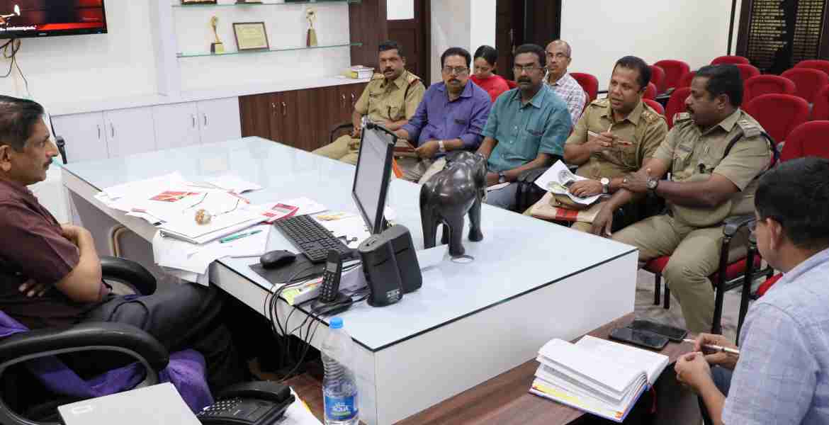 ജില്ലയില്‍ ഓഫ് റോഡ് സവാരി നടത്തുന്ന വിനോദ സഞ്ചാകേന്ദ്രങ്ങളിലെ സുരക്ഷ ശക്തമാക്കാന്‍ കളക്റ്ററുടെ ചേമ്പറില്‍ ചേര്‍ന്ന യോഗം