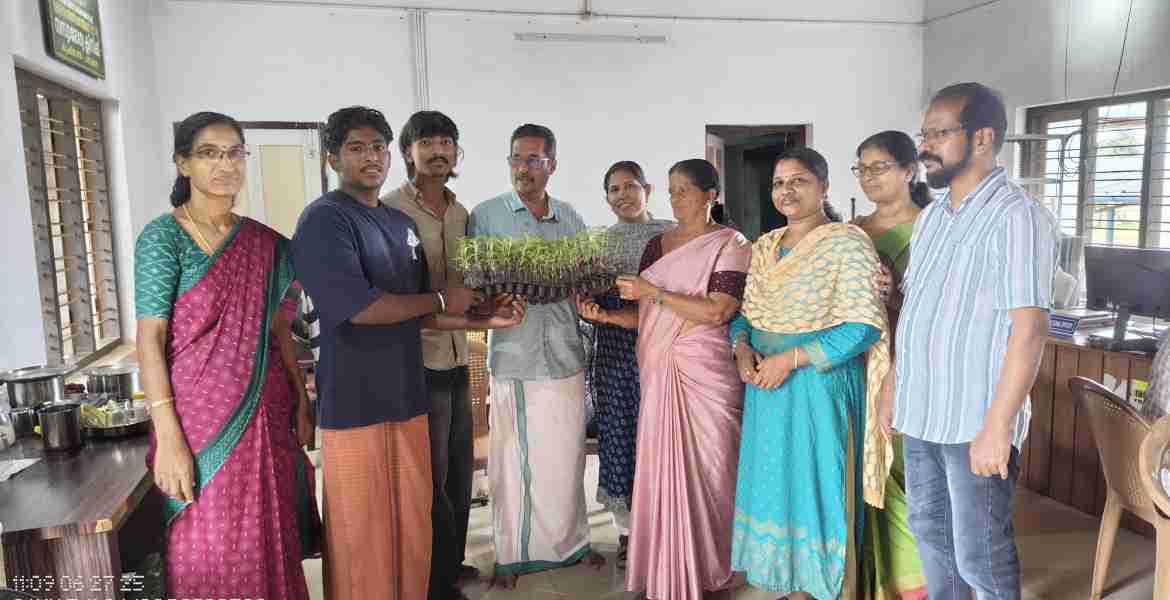 ചിറക്കല്‍ ഗ്രാമപഞ്ചായത്ത് ഓണത്തിന് ഒരു കൊട്ടപ്പൂവ് പദ്ധതിയുടെ ഭാഗമായി ചെണ്ടുമല്ലി തൈകളുടെ വിതരണ ഉദ്ഘാടനം ചിറക്കല്‍ ഗ്രാമപഞ്ചായത്ത് വൈസ് പ്രസിഡണ്ട് പി അനില്‍ കുമാര്‍ നിര്‍വഹിക്കുന്നു
