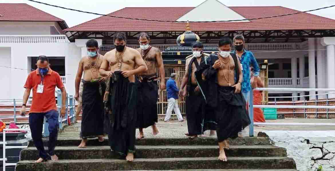 ആന്ധ്രപ്രദേശ് വാട്ടര്‍ റിസോഴ്സസ് മന്ത്രി പി. അനില്‍കുമാര്‍ ശബരിമല ദര്‍ശനത്തിനെത്തിയപ്പോള്‍. 