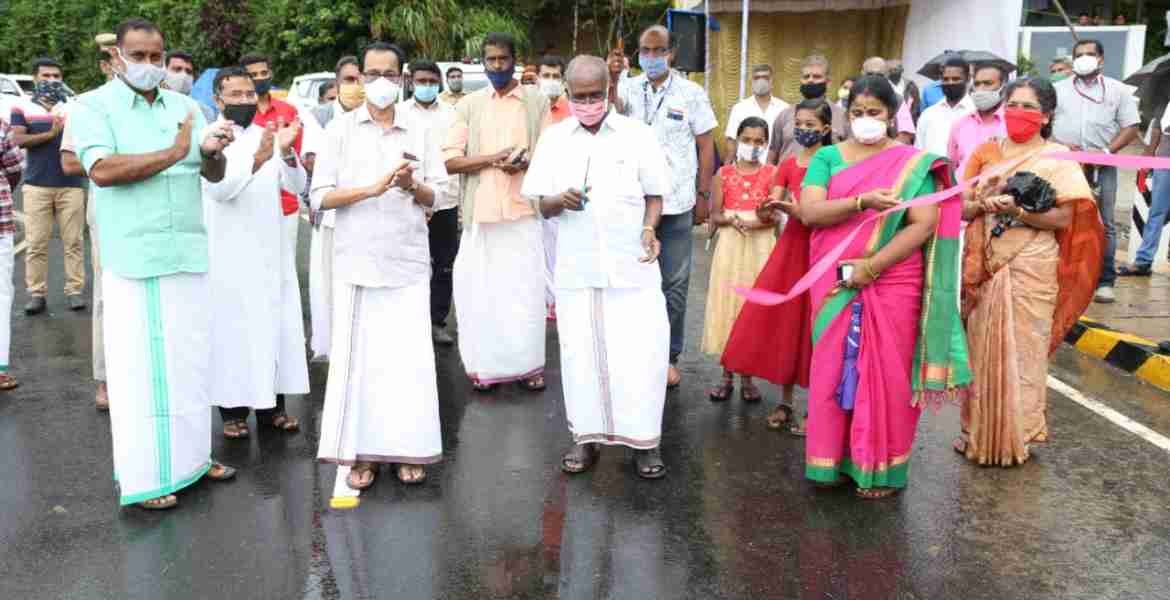പാറത്തോട് പാലത്തിന്റെ ഉദ്ഘാടനം വൈദ്യുതി മന്ത്രി എം.എം മണി നിര്‍വഹിക്കുന്നു. 