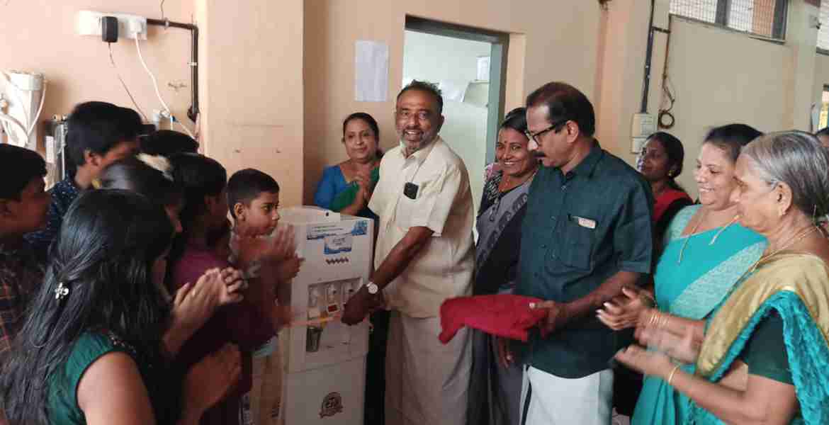 ചാന്നാനിക്കാട് ഗവ. എൽ.പി. സ്‌കൂളിൽ  വാട്ടർ പ്യൂരിഫയറിന്റെ വിതരണം ബ്ലോക്ക് പഞ്ചായത്ത് പ്രസിഡന്റ് പ്രൊഫ.ടോമിച്ചൻ ജോസഫ് നിർവഹിക്കുന്നു