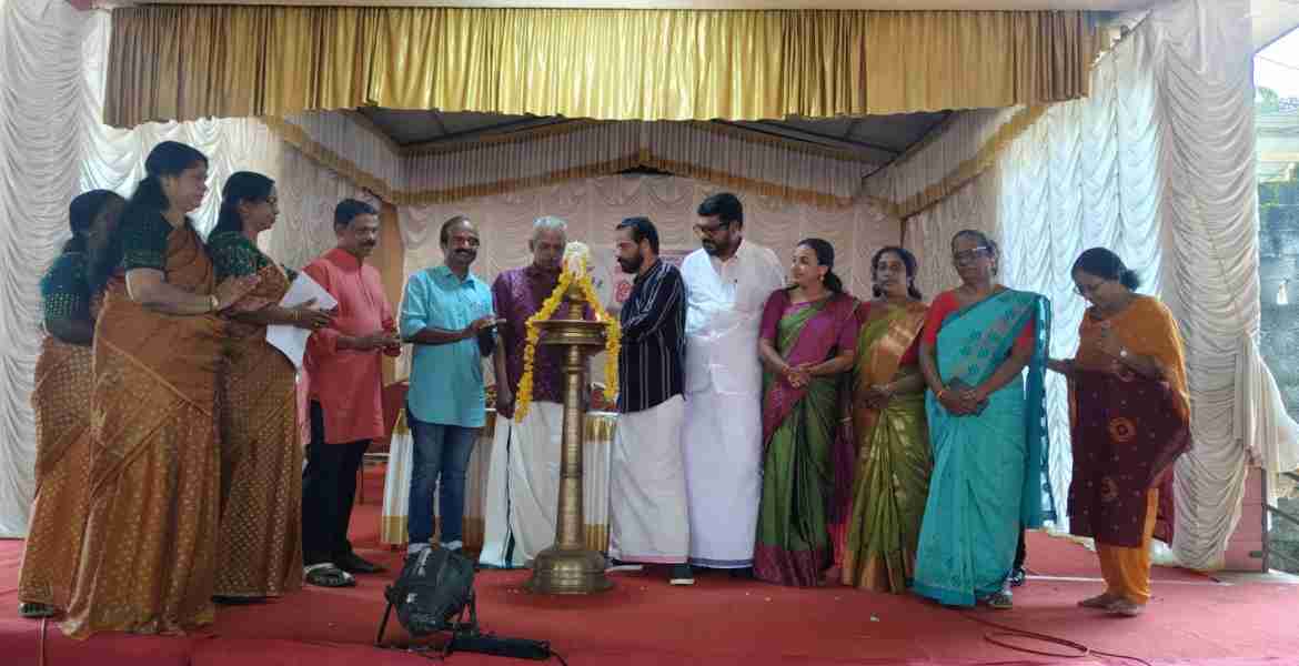  പന്തളം തെക്കേക്കര ഗ്രാമപഞ്ചായത്തിൽ സംഘടിപ്പിച്ച അങ്കണവാടി കലോത്സവം  പ്രസിഡന്റ്‌ എസ് രാജേന്ദ്രപ്രസാദ് ഉദ്ഘടാനം ചെയ്യുന്നു