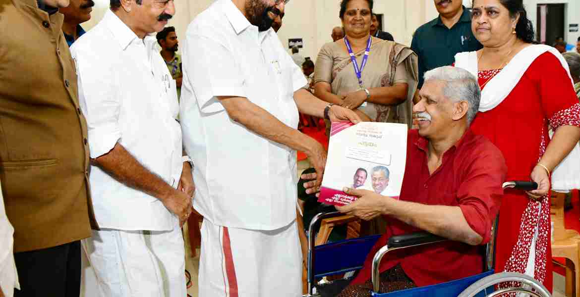 മരം ദേഹത്തു വീണ് പരിക്കേറ്റതിനേ തുടര്‍ന്ന് മുപ്പതു വര്‍ഷമായി വീല്‍ ചെയറില്‍ സഞ്ചരിക്കുന്ന മുണ്ടക്കയം വണ്ടന്‍ പതാല്‍ സ്വദേശി കെ.ജി. ജയന് മന്ത്രി വി.എന്‍. വാസവന്‍ സദസിലെത്തി പട്ടയം കൈമാറുന്നു
