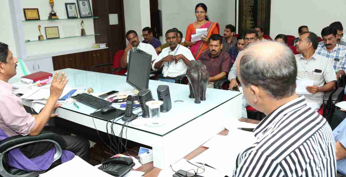 പട്ടയവിതരണ നടപടികളുടെ അവലോകന യോഗത്തിന് ജില്ലാ കളക്ടര്‍ എച്ച് ദിനേശന്‍ അധ്യക്ഷത വഹിച്ചു സംസാരിക്കുന്നു.