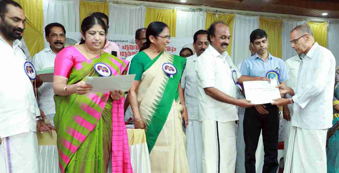 കണ്ണൂര്‍ ജില്ലാ പട്ടയമേള വിതരണമേളയും റവന്യു ക്വാര്‍ട്ടേഴ്സ്  ഉദ്ഘാടനവും മന്ത്രി ഇ.ചന്ദ്രശേഖരന്‍ നിര്‍വഹിക്കുന്നു