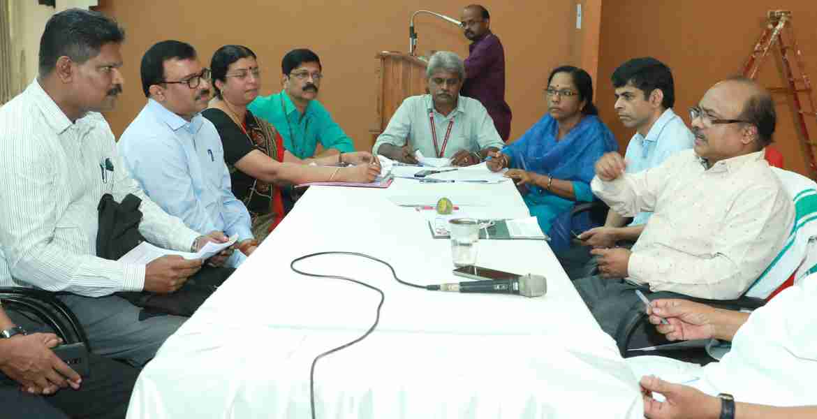 കണ്ണൂര്‍ കലക്ട്രേറ്റ് ഓഡിറ്റോറിയത്തില്‍ നടന്ന പട്ടികജാതി പട്ടികഗോത്രവര്‍ഗ്ഗ കമ്മീഷന്‍ പരാതി പരിഹാര അദാലത്തില്‍ നിന്ന്