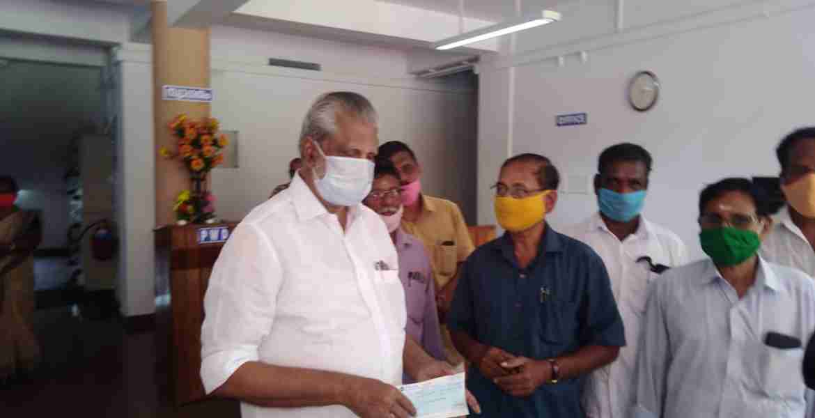 ചാലക്കുടി ബി എസ് എൻ എൽ പെൻഷനേഴ്‌സ് അസോസിയേഷൻ മുഖ്യമന്ത്രിയുടെ ദുരിതാശ്വാസ നിധിയിലേക്കുള്ള തുക ബി ഡി ദേവസ്സി എം എൽ എയ്ക്കു കൈമാറുന്നു
