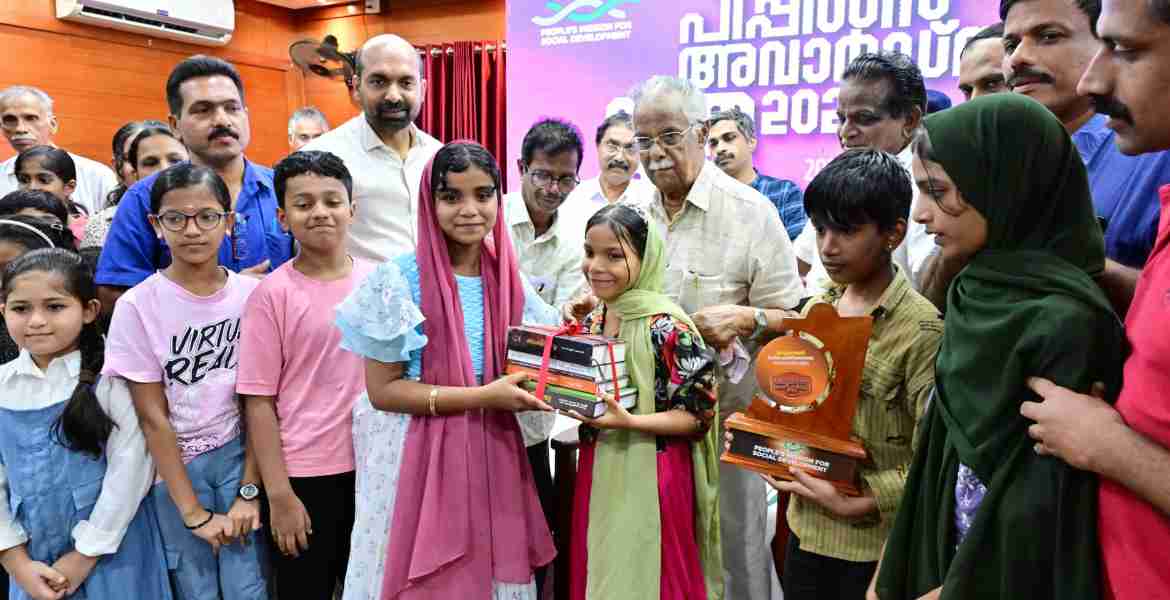 പീപ്പിൾസ് മിഷ്യൻ ഫോർ സോഷ്യൽ ഡെവലപ്മെ മെന്റ് ഏർപ്പെടുത്തിയ പീപ്പിൾസ് . അവാർഡ് വിതരണം കഥാകൃത്ത് ടി പത്മനാഭൻ സിനിമ നടൻ ഇന്ദ്രൻസ് എന്നിവർ ചേർന്ന് നിർവ്വഹിക്കുന്നു
