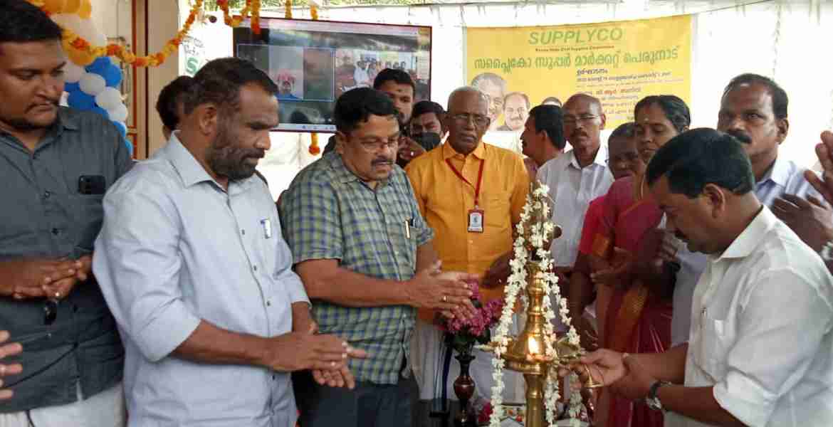 പുതുക്കി നിര്‍മിച്ച പെരുനാട് സപ്ലൈകോയുടെ ഉദ്ഘാടന ചടങ്ങില്‍ അഡ്വ. പ്രമോദ് നാരായണ്‍ എംഎല്‍എ തിരി തെളിക്കുന്നു