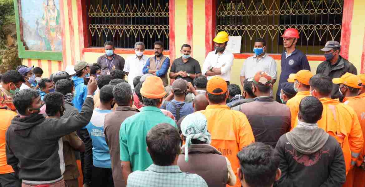 പെട്ടിമുടിയില്‍ ചേര്‍ന്ന അനുശോചന യോഗത്തില്‍ ഡീന്‍ കുര്യാക്കോസ് എംപി സംസാരിക്കുന്നു. സബ്കളക്ടര്‍ പ്രേംകൃഷ്ണ് ഉള്‍പ്പെടെയുള്ളവര്‍ സമീപം.