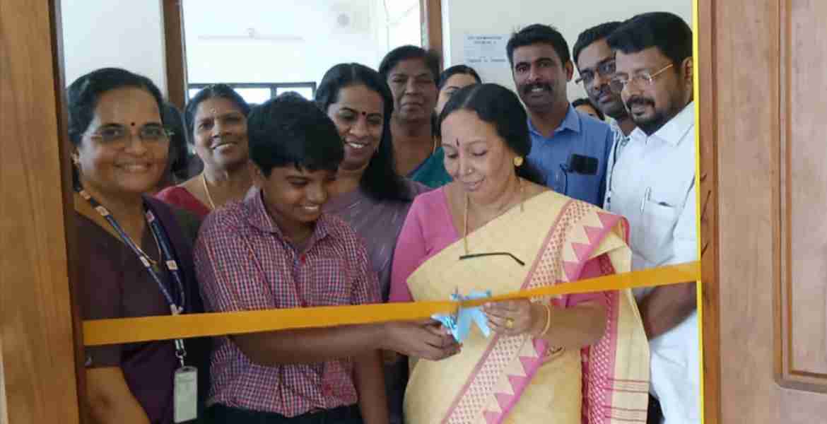  തൃക്കൊടിത്താനം ഗവ.എച്ച്.എസ്.എസിൽ ഒരുക്കിയ ക്രിയേറ്റീവ് കോർണർ ജില്ലാ പഞ്ചായത്ത് പ്രസിഡന്റ് ഹേമലത പ്രേംസാഗർ ഉദ്ഘാടനം ചെയ്യുന്നു.