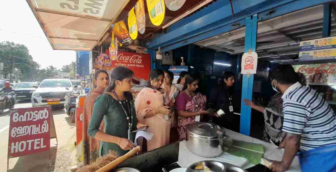 നിരോധിത പ്ലാസ്റ്റിക്ക് ഉല്‍പ്പന്നങ്ങളുടെ വില്‍പ്പനയും  മലിനീകരണവും തടയാന്‍ വനിതാ സ്‌പെഷ്യല്‍ എന്‍ഫോഴ്‌സ്‌മെന്റ് സ്‌ക്വാഡ് പരിശോധന നടത്തുന്നു