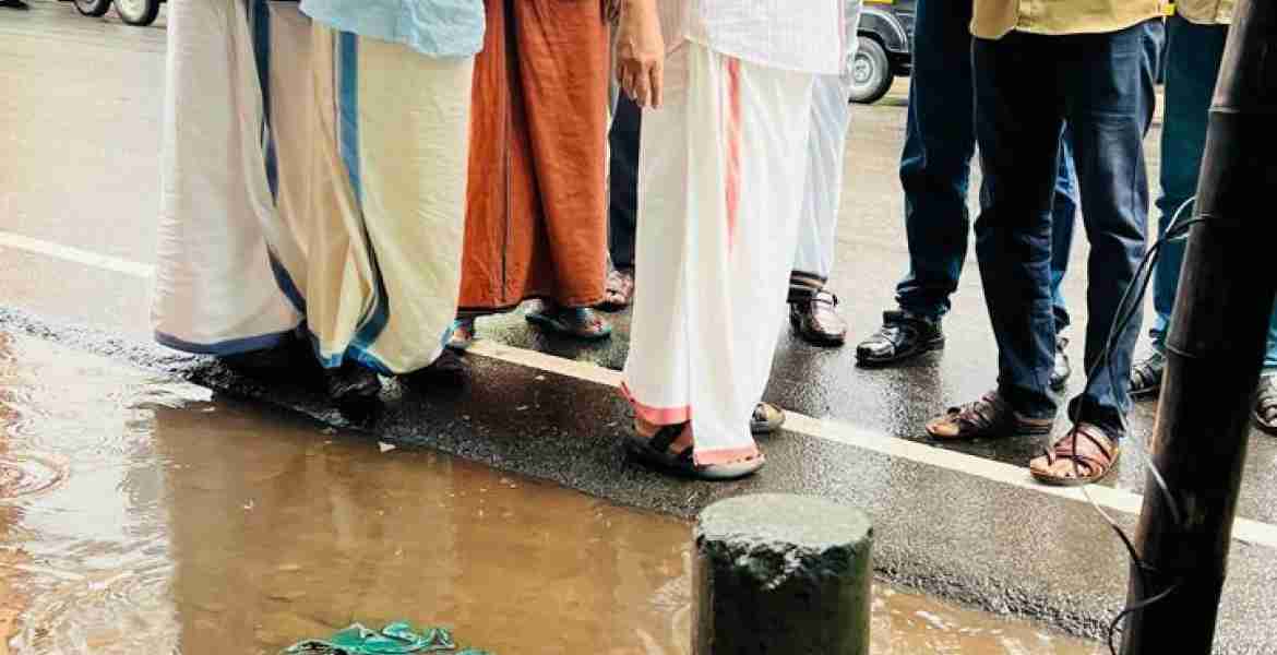 പയ്യന്നൂർ സെൻട്രൽ ബസാർ ജങ്ഷൻ വികസനവുമായി ബന്ധപ്പെട്ട് ഏറ്റെടുക്കുന്ന ഭൂമിയിൽ കല്ലിടുന്ന പ്രദേശം ടിഐ മധുസൂദനൻ എംഎൽഎ സന്ദർശിക്കുന്നു