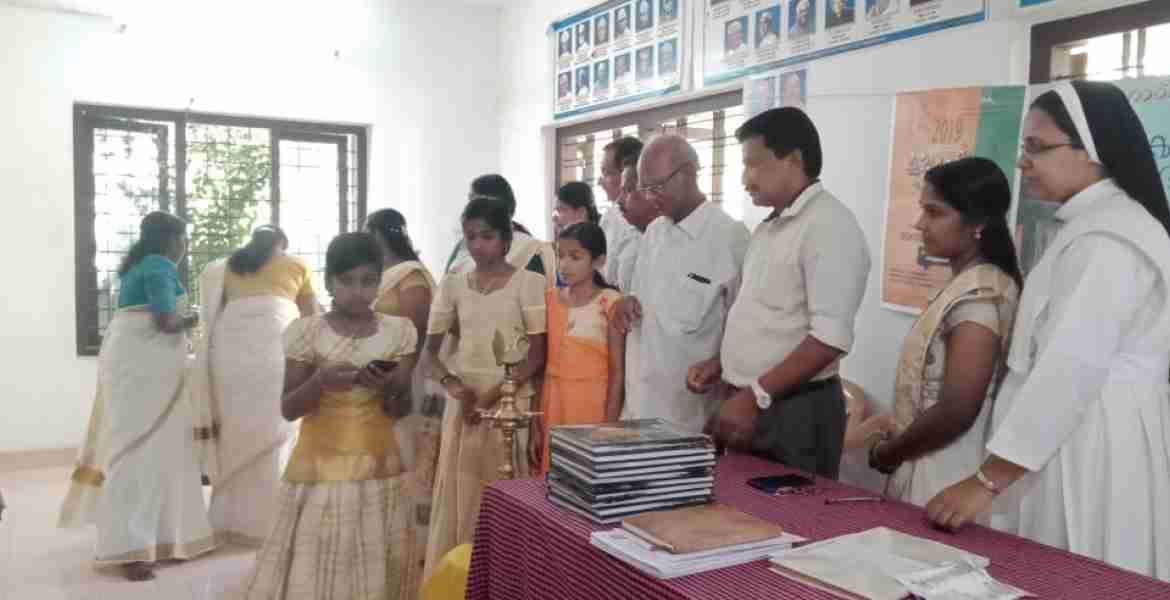 പൊന്നന്താനം ഗ്രാമീണ വായനശാലയില്‍  കേരളപ്പിറവി ദിനാഘോഷം തട്ടാരത്തട്ട സെന്റ് പീറ്റേഴ്‌സ് യു.പി. സ്‌കൂള്‍ ഹെഡ്മാസ്റ്റര്‍ ജെയിംസ് ഫിലിപ്പ്  ഉദ്ഘാടനം ചെയ്യുന്നു.