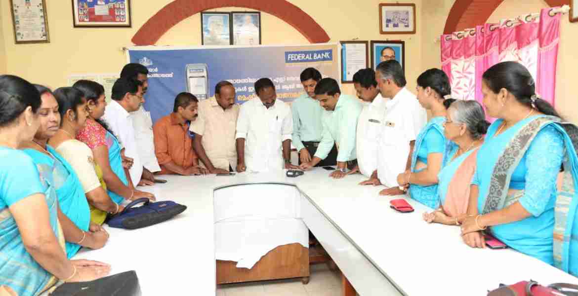 ഇരട്ടയാര്‍ ഗ്രാമപഞ്ചായത്തും ഫെഡറല്‍ ബാങ്കുമായി സഹകരിച്ച് ഗ്രാമപഞ്ചായത്തില്‍ പണം അടയ്ക്കുന്നതിനായി സ്ഥാപിച്ച പി ഒ എസ് മെഷീന്റെ ഉദ്ഘാടനം ആദ്യ ഇടപാട് നടത്തിക്കൊണ്ട് ഗ്രാമപഞ്ചായത്ത് വൈസ് പ്രസിഡണ്ട് ലാലച്ചന്‍ ജോസഫ് നിര്‍വഹിക്കുന്നു