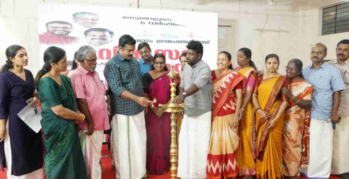  പ്രമാടം ഗ്രാമപഞ്ചായത്തിന്റെ വികസന സദസ് ഉദ്ഘാടനം പ്രമാടം രാജീവ്ഗാന്ധി ഇന്‍ഡോര്‍ സ്റ്റേഡിയത്തില്‍ കെ യു ജനീഷ് കുമാര്‍ എംഎല്‍എ നിര്‍വഹിക്കുന്നു
