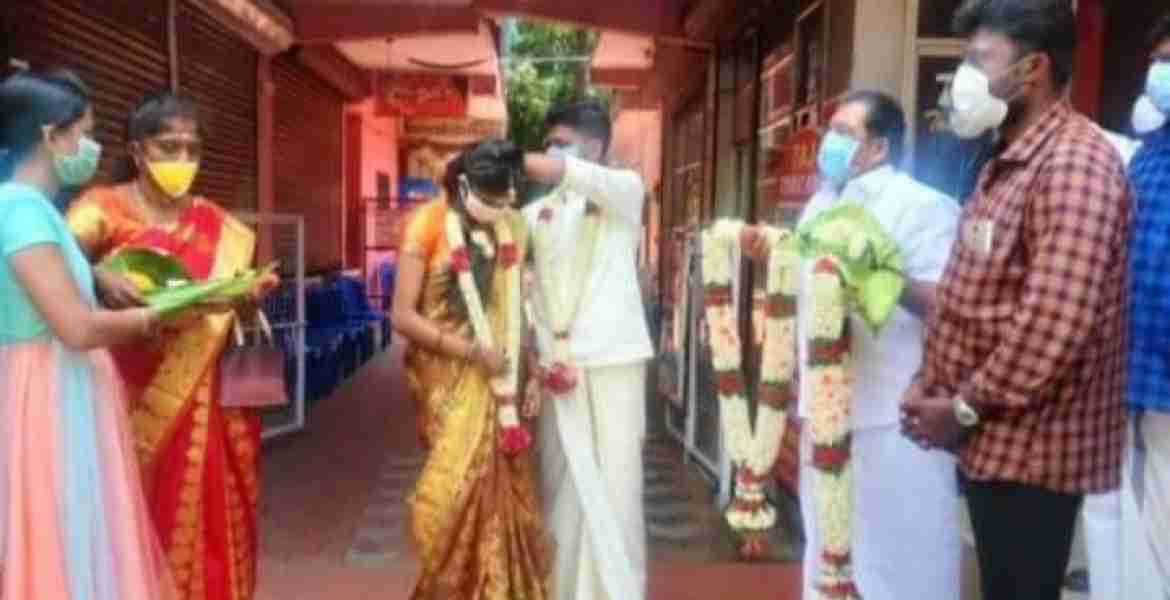 കുമളി ചെക്ക് പോസ്റ്റിൽ വിവാഹിതരായ തമിഴ്നാട് കമ്പം സ്വദേശിയായ പ്രസാദും കോട്ടയം സ്വദേശിയായ ഗായത്രിയും