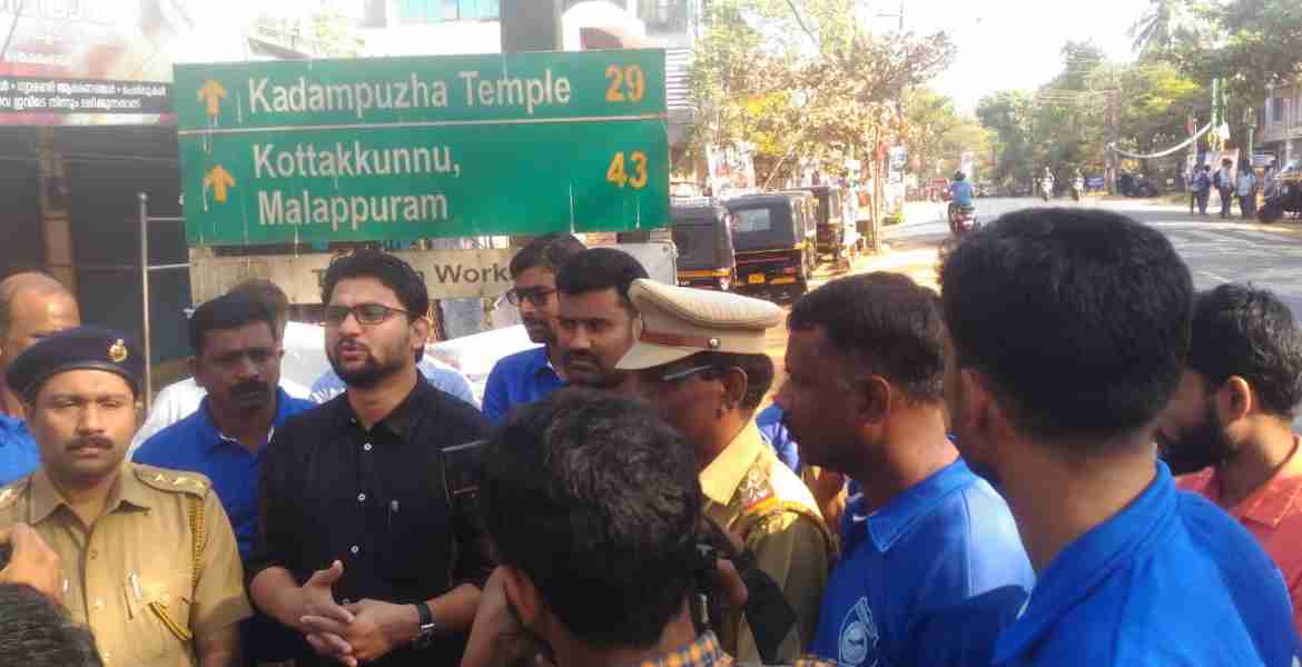 റോഡ് സുരക്ഷാ വാരാചരണത്തോടനുബന്ധിച്ച് പട്ടാമ്പി സബ് റീജ്യണല്‍ ട്രാന്‍സ്പോര്‍ട്ട് ഓഫീസിന്റെ ആഭിമുഖ്യത്തില്‍ നടത്തിയ ശുചീകരണ പ്രവര്‍ത്തനോദ്ഘാടനം മുഹമ്മദ് മുഹ്സിന്‍ എം.എല്‍.എ നിര്‍വഹിക്കുന്നു.