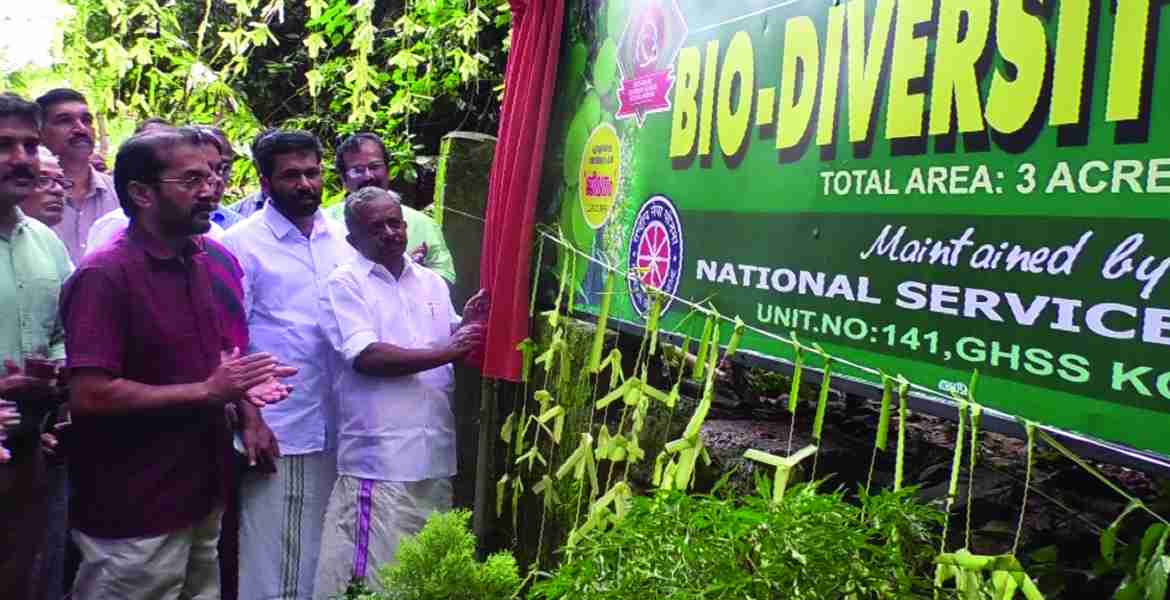 ജൈവ വൈവിധ്യ ഉദ്യാനത്തിന്‍റെ ഉദ്ഘാടനം മന്ത്രി കെ. രാജു നിര്‍വ്വഹിക്കുന്നു.