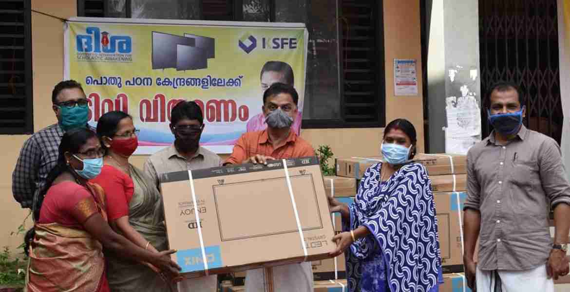 ആലത്തൂര്‍ നിയോജക മണ്ഡലത്തിലെ വിദ്യാര്‍ത്ഥികള്‍ക്ക് ദിശയുടെ നേതൃത്വത്തിലുള്ള ടി.വി വിതരണം  കെ.ഡി പ്രസേനന്‍ എം.എല്‍എ നിര്‍വഹിക്കുന്നു
