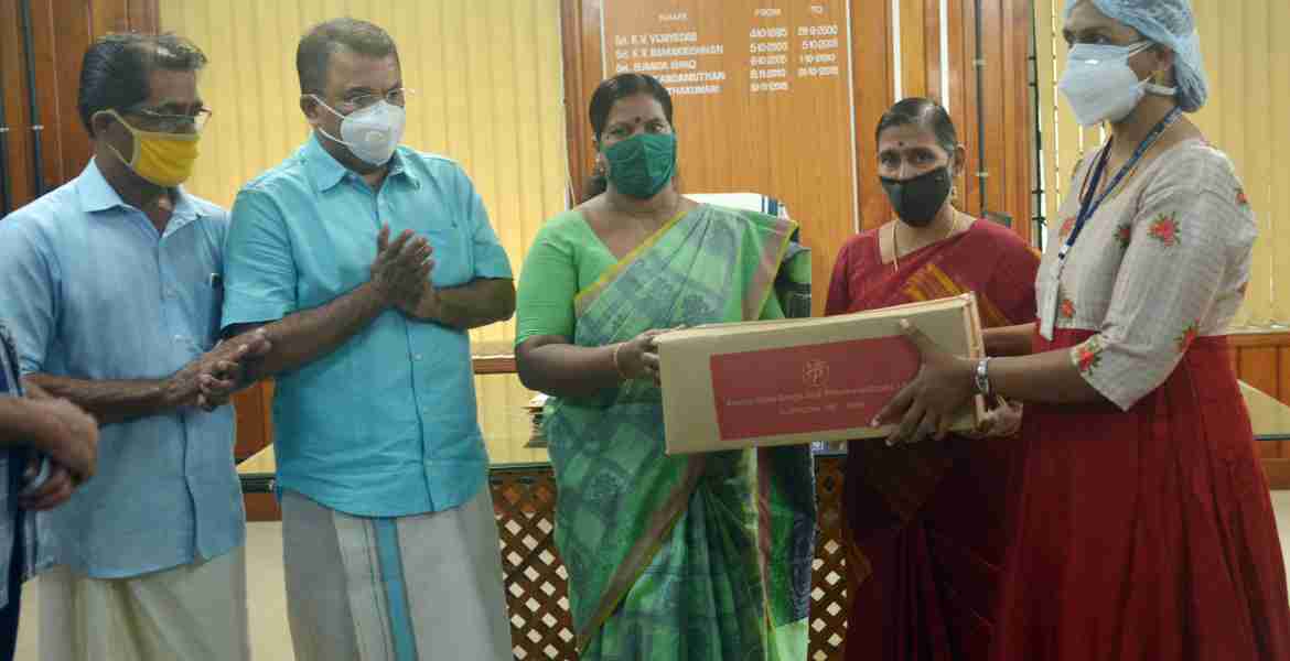 മലമ്പുഴ എം.എല്‍. എ.  വി.എസ്. അച്ചുതാനന്ദന്റെ പ്രാദേശിക വികസന ഫണ്ടില്‍ നിന്നും  മണ്ഡലത്തിലെ ആശുപത്രികള്‍ക്കുള്ള കോവിഡ് പ്രതിരോധ ഉപകരണങ്ങള്‍ ജില്ലാ പഞ്ചായത്ത് പ്രസിഡന്റ് അഡ്വ.കെ. ശാന്തകുമാരി വിതരണം ചെയ്യുന്നു.