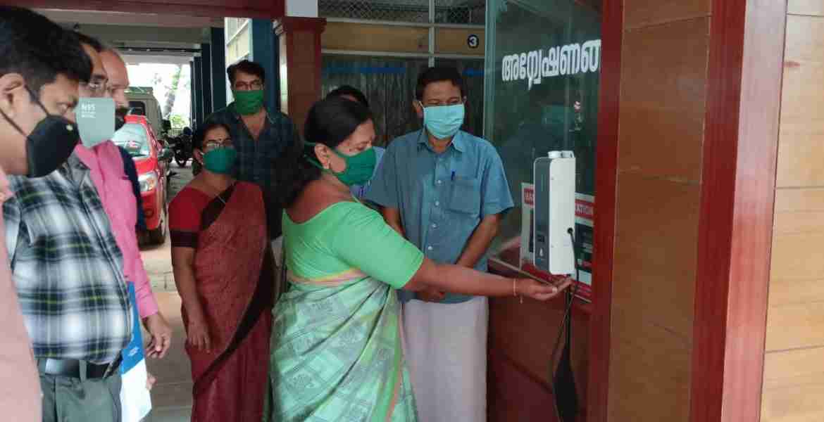 ജില്ലാ പഞ്ചായത്തില്‍ സ്ഥാപിച്ച ഓട്ടോമാറ്റിക് സാനിറ്റൈസര്‍ മെഷീന്‍ ജില്ലാ പഞ്ചായത്ത് പ്രസിഡന്റ് അഡ്വ. കെ. ശാന്തകുമാരി സാനിറ്റൈസര്‍ എടുത്ത് ഉദ്ഘാടനം ചെയ്യുന്നു.