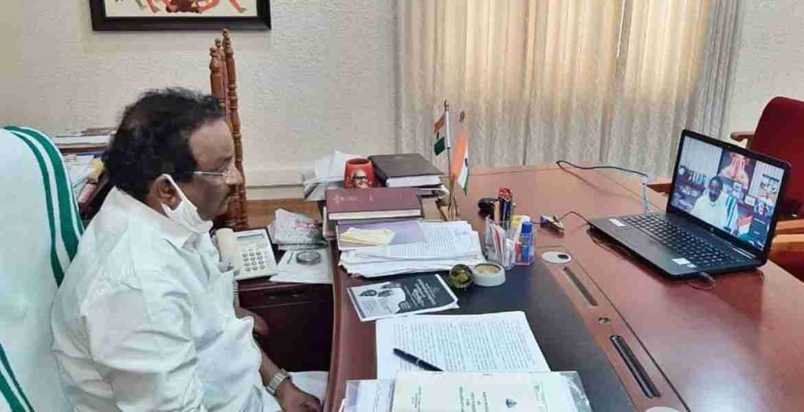 മലമ്പുഴ മണ്ഡലത്തിലെ പട്ടികവര്‍ഗ കോളനികളുടെ വൈദ്യുതീകരണം ഉദ്ഘാടനം പട്ടികജാതി- പട്ടികവര്‍ഗ- പിന്നോക്ക ക്ഷേമ- നിയമ- സാംസ്‌കാരിക- പാര്‍ലമെന്ററിക്കാര്യ മന്ത്രി എ കെ ബാലന്‍ ഓണ്‍ലൈനായി നിര്‍വഹിക്കുന്നു.