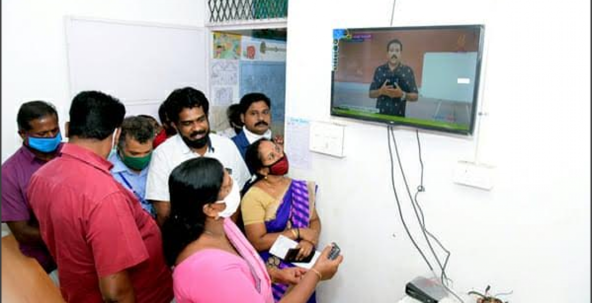 ജില്ലയിലെ പട്ടികവര്‍ഗ കോളനികളിലെ വിദ്യാര്‍ഥികള്‍ക്ക് ഓണ്‍ലൈന്‍ പഠനത്തിന് ടെലിവിഷനുകള്‍ വിതരണം ചെയ്യുന്നതിന്റെ ഉദ്ഘാടനം ജില്ലാ പഞ്ചായത്ത് പ്രസിഡന്റ് അഡ്വ.കെ.ശാന്തകുമാരി നിര്‍വഹിക്കുന്നു.