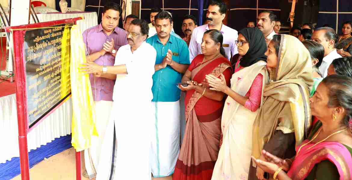 പട്ടികജാതി വികസന വകുപ്പിന്റെ ഗവ.പ്രീ മെട്രിക്ക് ഹോസ്റ്റല്‍(ആണ്‍) പ്രവൃത്തി ഉദ്ഘാടനം കതിരൂരില്‍ മന്ത്രി എ.കെ.ബാലന്‍ നിര്‍വഹിക്കുന്നു.  