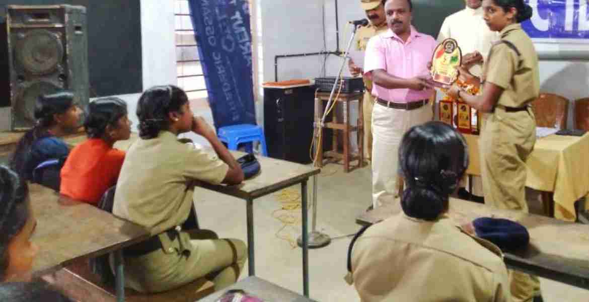 സര്‍ദാര്‍ വല്ലഭായ് പട്ടേല്‍ ജ•വാര്‍ഷികത്തോടനുബന്ധിച്ച് ജില്ലയിലെ എസ് പി സി കേഡറ്റുകള്‍ക്കായി സംഘടിപ്പിച്ച ഉപന്യാസ മത്സരത്തിലെ വിജയികള്‍ക്ക് കട്ടപ്പന ഡിവൈഎസ്പി എന്‍.സി.രാജ് മോഹന്‍ സമ്മാനദാനം നിര്‍വ്വഹിക്കുന്നു.