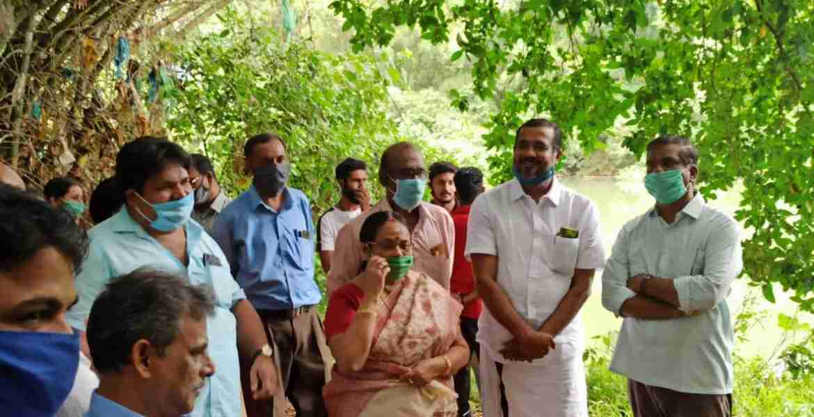 മണിമലയാറിന്റെ തീരത്ത് പുഴയോര വന സംരക്ഷണ പദ്ധതിയും പ്രകൃതി സൗഹൃദ കായിക പരിശീലന കേന്ദ്രവും ഒരുക്കുന്നതിനുള്ള സാധ്യത വിലയിരുത്തുന്നതിന് ജില്ലാ പഞ്ചായത്ത് പ്രസിഡന്റ് അന്നപൂര്‍ണാദേവിയുടെ നേതൃത്വത്തില്‍ ജനപ്രതിനിധികളും ഉദ്യോഗസ്ഥരും അടങ്ങുന്ന സംഘം സ്ഥലം സന്ദര്‍ശിക്കുന്നു.