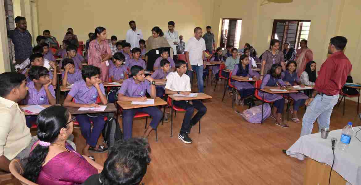 സംസ്ഥാന പൊതുവിതരണ ഉപഭോക്തൃ വകുപ്പ് കതിരൂർ ജി വി എച്ച് എസ് എസിൽ സംഘടിപ്പിച്ച ജില്ലാതല ക്വിസ് മത്സരം