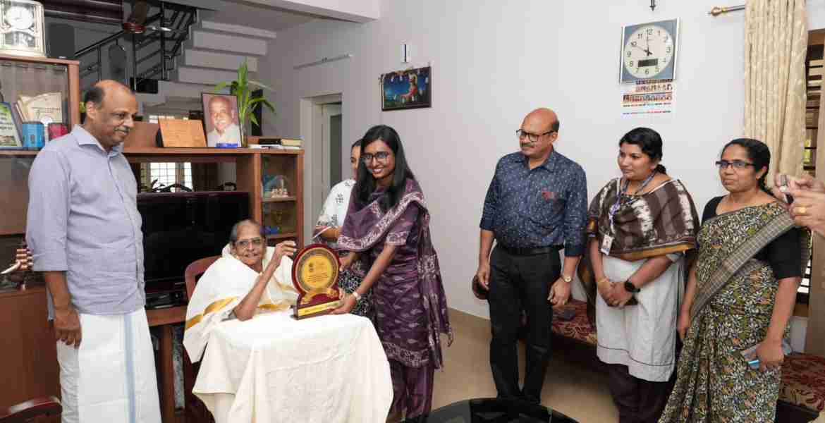ആസാദി കാ അമൃത് മഹോത്സവത്തിന്റെ ഭാഗമായി തിരുവല്ല സബ് കളക്ടര്‍ സഫ്ന നസറുദീന്‍ റേച്ചല്‍ ഉമ്മനെ ആദരിക്കുന്നു.