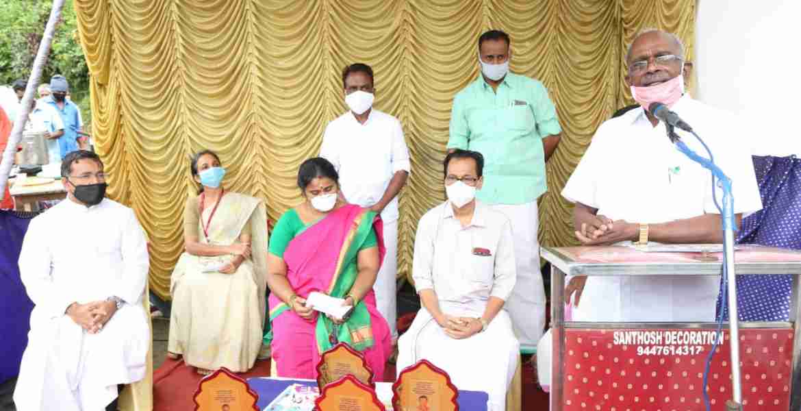  തദ്ദേശ റോഡ് പുനരുദ്ധാരണ പദ്ധതിയുടെ  പ്രാദേശിക ഉദ്ഘാടനം രാജകുമാരി പഞ്ചായത്തില്‍ വൈദ്യുതി മന്ത്രി എംഎം മണി  നിര്‍വഹിക്കുന്നു.