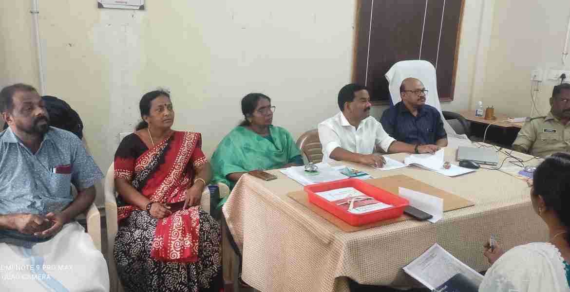 കെഎസ്ടിപി റോഡ് നിര്‍മാണത്തോട് അനുബന്ധിച്ചുണ്ടായ പ്രശ്നങ്ങള്‍ ചര്‍ച്ച ചെയ്യുന്നതിന് ചേര്‍ന്ന യോഗത്തില്‍ അഡ്വ. പ്രമോദ് നാരായണ്‍ എംഎല്‍എ സംസാരിക്കുന്നു