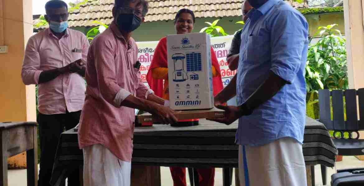 അഴീക്കോട് പഞ്ചായത്തിലെ പട്ടികജാതി കുടുംബങ്ങൾക്ക് സൗരസുവിധ കിറ്റ് നൽകുന്നതിന്റെ ഉദ്ഘാടനം പഞ്ചായത്ത് പ്രസിഡണ്ട് കെ അജീഷ് നിർവ്വഹിക്കുന്നു