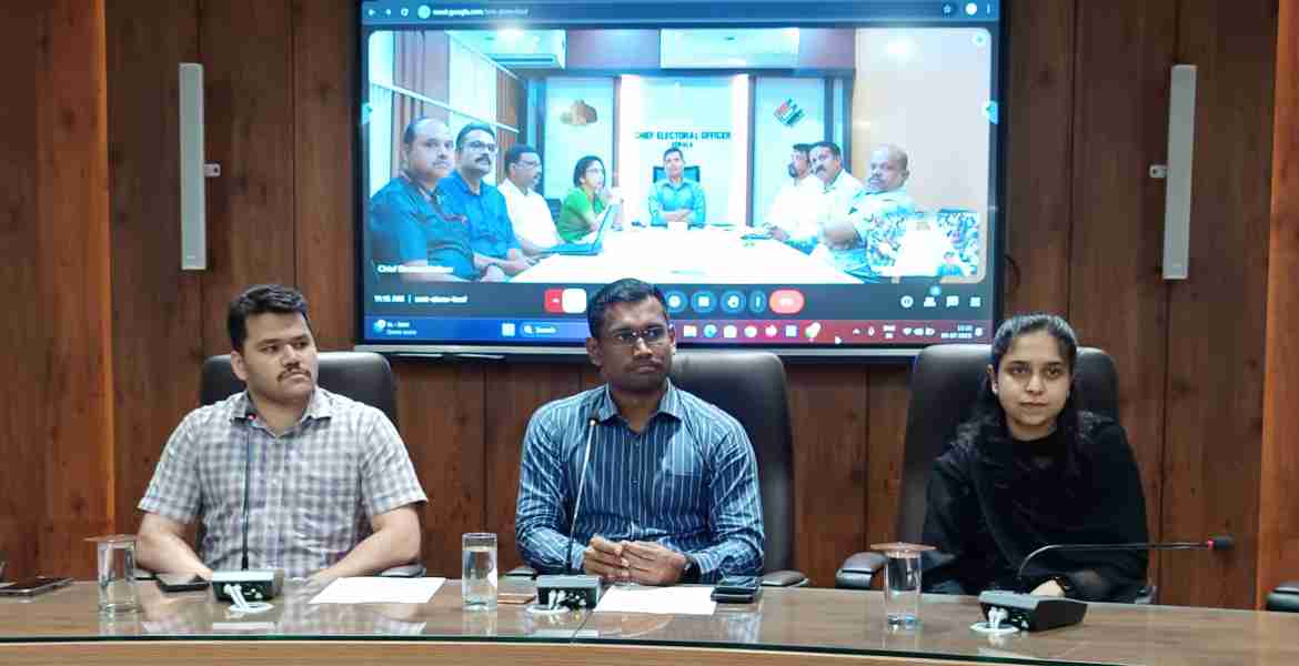 വോട്ടിങ് പ്രക്രിയ പരിചയപ്പെടുത്തുന്നതുമായി ബന്ധപ്പെട്ട്  ജില്ലയില്‍ രൂപകല്‍പ്പന ചെയ്ത വോട്ടര്‍ ബോധവല്‍ക്കരണ ഗെയിം 'ലെറ്റ്‌സ് വോട്ട്'"  മുഖ്യതെരഞ്ഞെടുപ്പ് ഓഫീസർ ഡോ. രത്തന്‍ യു.ഖേല്‍ക്കര്‍ ഓണ്‍ലൈനായി ഉദ്ഘാടനം ചെയ്യുന്നു
