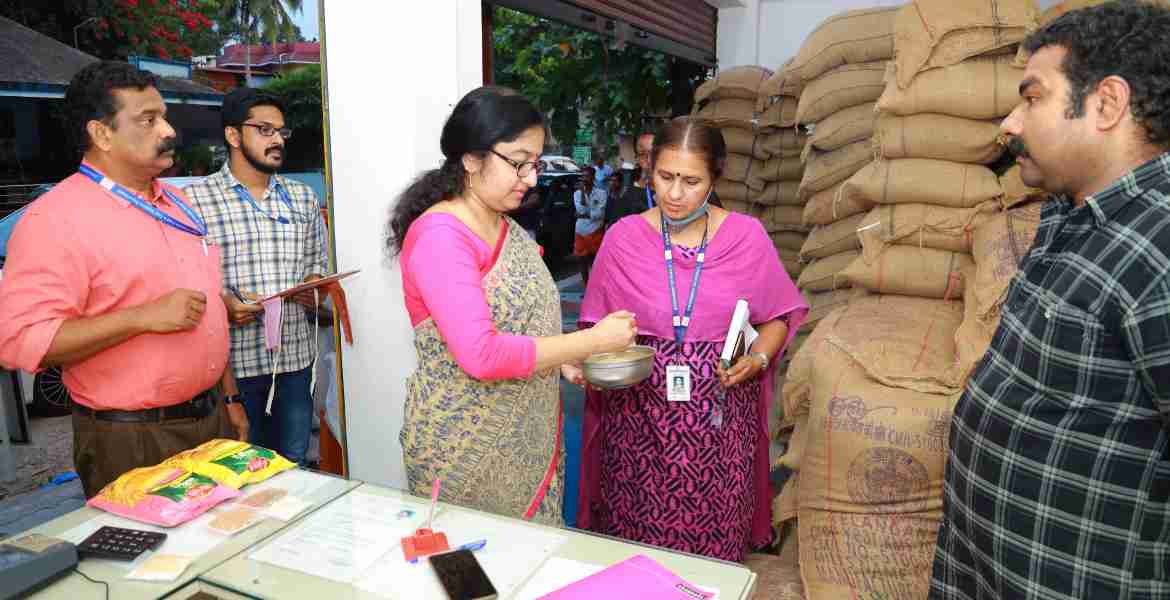 റേഷന്‍ കടയില്‍ ജില്ലാ കളക്ടര്‍ ഡോ. ദിവ്യ എസ് അയ്യര്‍ പരിശോധന നടത്തുന്നു