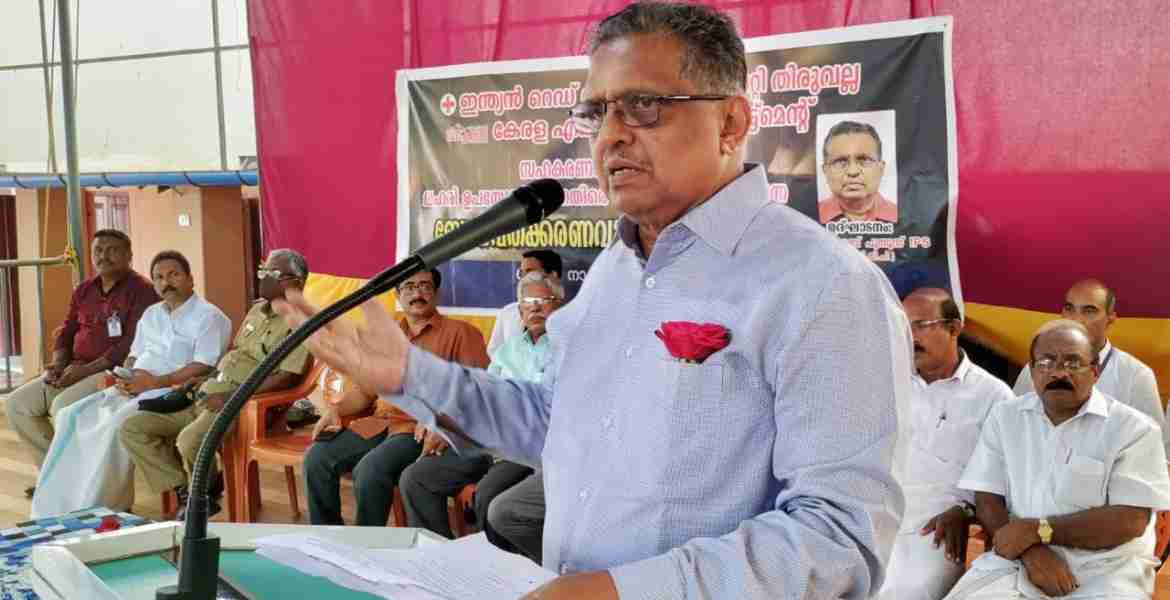 തിരുവല്ല റെഡ്ക്രോസും വിമുക്തി മിഷനും എക്സൈസ് വകുപ്പുമായി ചേര്‍ന്ന് ജില്ലാ ഇന്‍ഫര്‍മേഷന്‍ ഓഫീസിന്റെ സഹകരണത്തോടെ തിരുവല്ല താലൂക്കിലെ എല്ലാ സ്‌കൂളുകളിലും ലഹരിക്കെതിരെ നടത്തുന്ന ബോധവല്‍ക്കരണ പരിപാടിയുടെ ഉദ്ഘാടനം വള്ളംകുളം നാഷണല്‍ ഹൈസ്‌കൂളില്‍ സംസ്ഥാന പോലീസ് മുന്‍ മേധാവി ജേക്കബ് പുന്നൂസ് നിര്‍വഹിക്കുന്നു