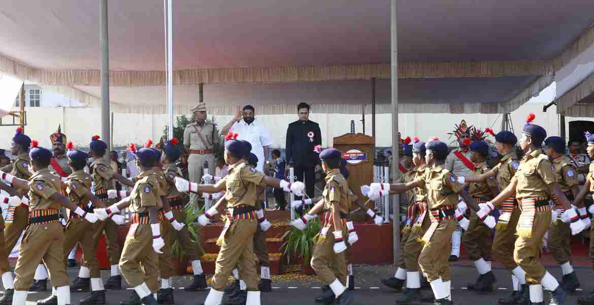 കോട്ടയം പോലീസ് പരേഡ് ഗ്രൗണ്ടിൽ നടന്ന ജില്ലാതല റിപബ്ലിക് ദിനാഘോഷചടങ്ങിൽ മന്ത്രി വി.എൻ. വാസവൻ പരേഡിന്റെ സല്യൂട്ട് സ്വീകരിക്കുന്നു.