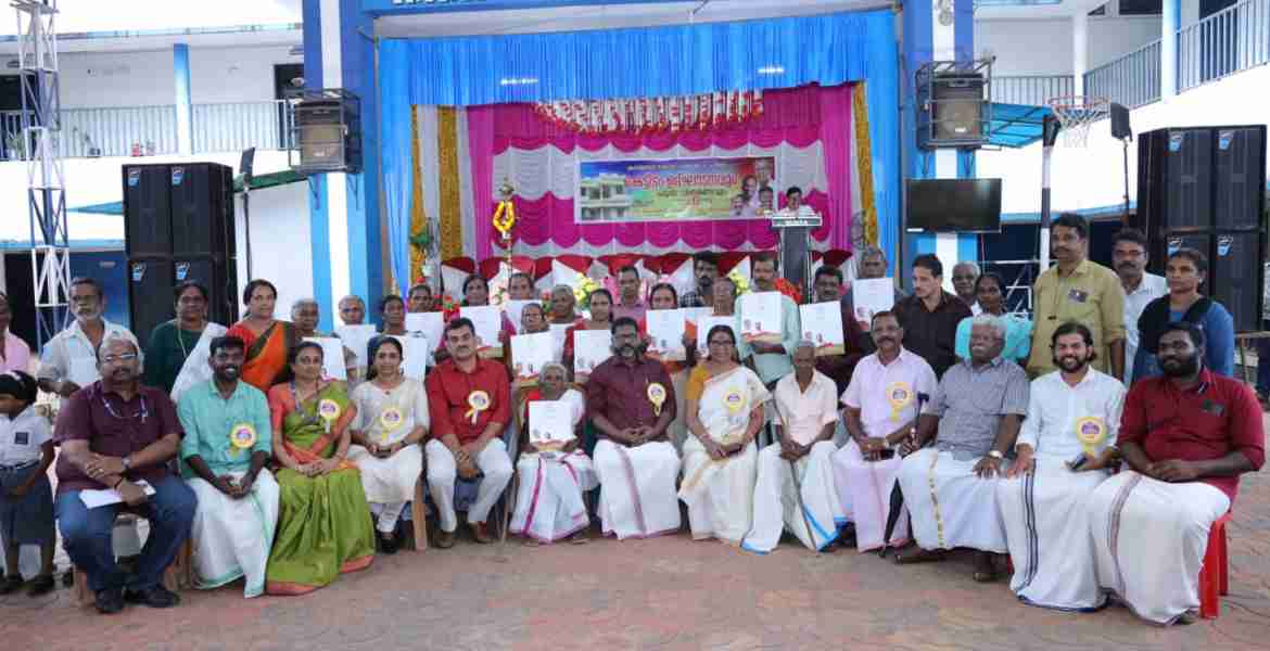 അടൂര്‍ പെരിങ്ങനാട് പള്ളിക്കല്‍ പഞ്ചായത്തിലെ പാറക്കൂട്ടം വാര്‍ഡ് നിവാസികള്‍ ഡെപ്യൂട്ടി സ്പീക്കര്‍ ചിറ്റയം ഗോപകുമാറിനൊപ്പം