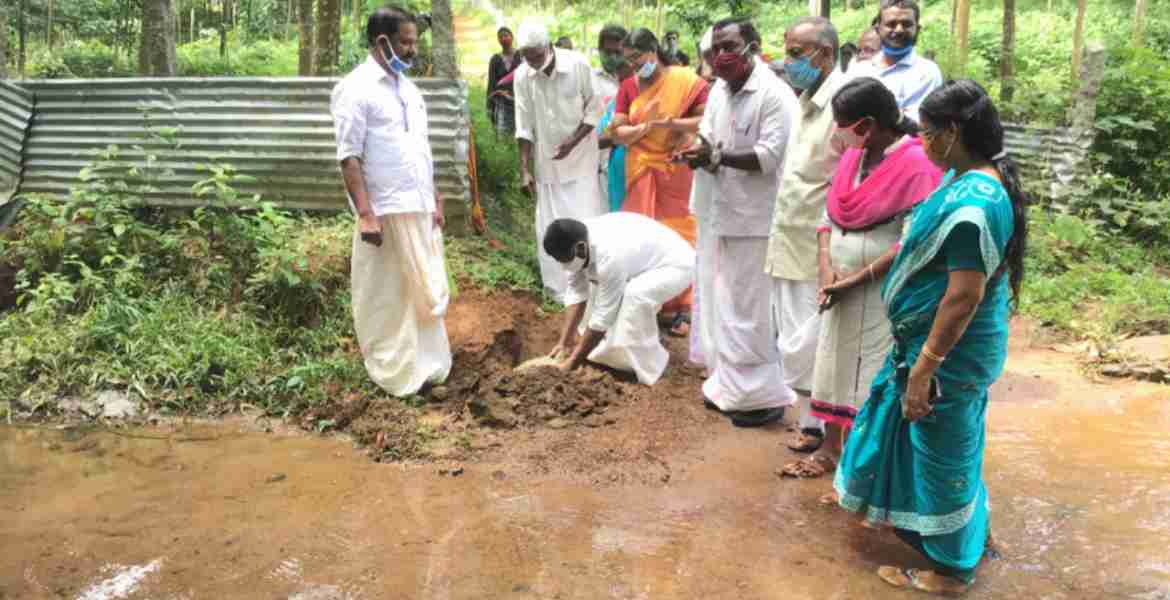 താഴേപാറപ്പാട്ട് പാലം നിര്‍മാണ ഉദ്ഘാടനം ചിറ്റയം ഗോപകുമാര്‍ എം എല്‍ എ നിര്‍വഹിക്കുന്നു.