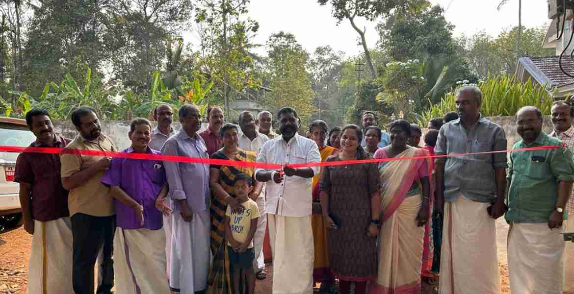 കടമ്പനാട് വെങ്ങേലകാവ് - നാടശാലിക്ക റോഡ് ഡെപ്യുട്ടി സ്പീക്കര്‍ ചിറ്റയം ഗോപകുമാര്‍ ഉദ്ഘാടനം ചെയ്യുന്നു.