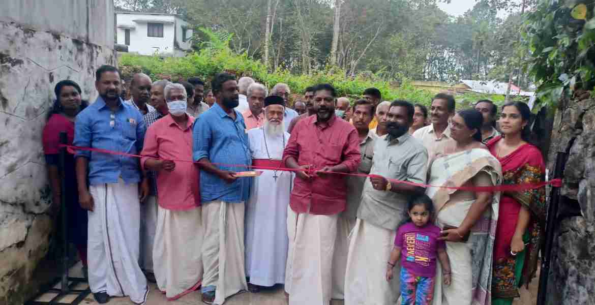 ഇടത്തിട്ട കുഴിഞ്ഞേത്ത് കൊന്നയില്‍പടി റോഡിന്റെ ഉദ്ഘാടനം ഡെപ്യൂട്ടി സ്പീക്കര്‍ ചിറ്റയം ഗോപകുമാര്‍ നിര്‍വഹിക്കുന്നു