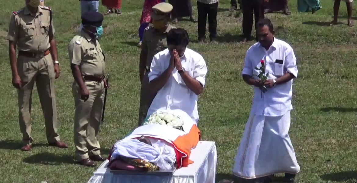 സി.ആര്‍.പി.എഫ്. ജവാന്‍  കെ.പി.സിജുവിന് റോഷി അഗസ്റ്റിന്‍ എം.എല്‍.എ ആദരാഞ്ജലി അര്‍പ്പിക്കുന്നു.